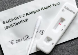 The United States will ask travelers from China to test negative for covid-19 before their flight