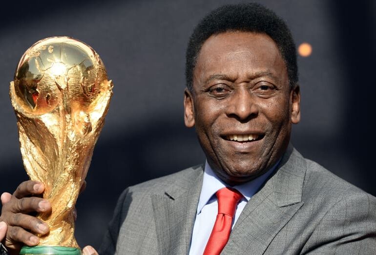 Pelé dies, the only footballer who won 3 World Cups (and who only needed to "play on the Moon")